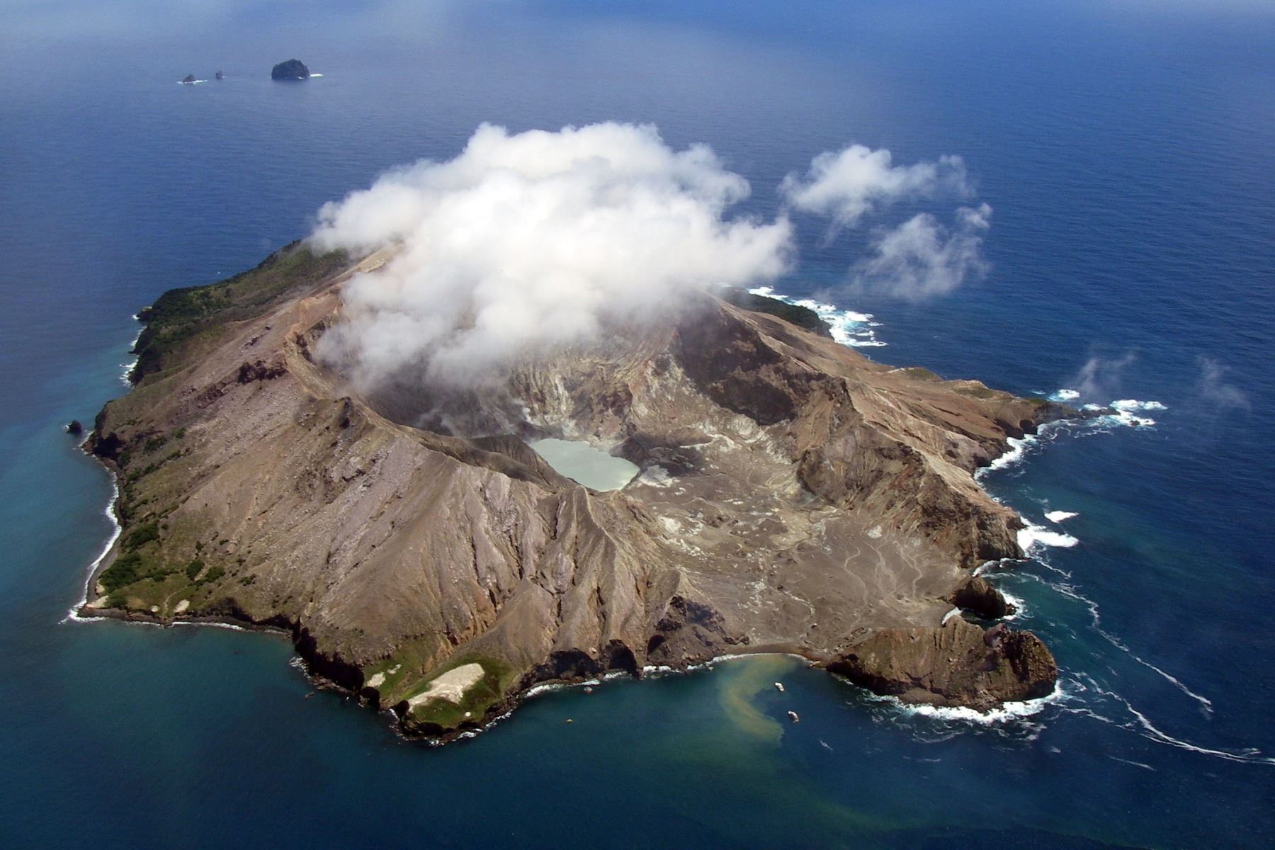 Volcano island. Вулкан Уайт-Айленд. Вулканический остров Уайт-Айленд. Остров Суртсей Исландия. Уайт Айленд новая Зеландия.